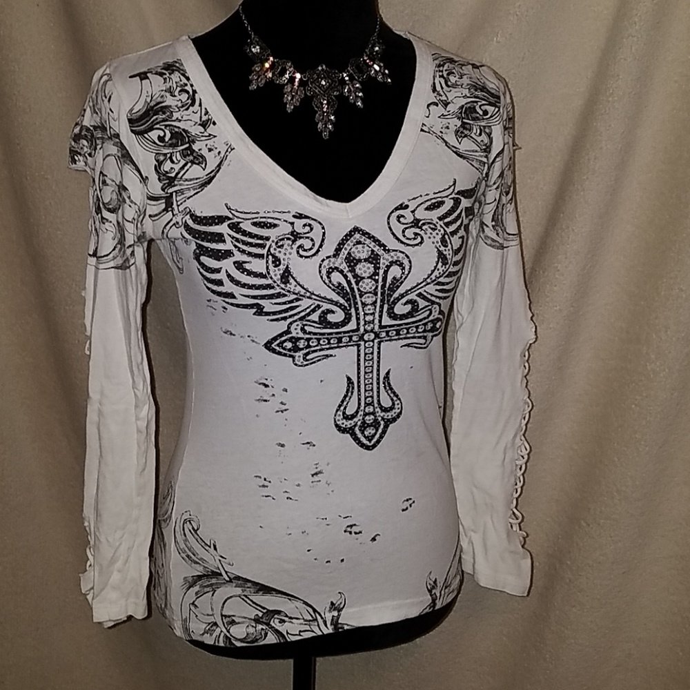 White and black key hole long sleeved t-shirt